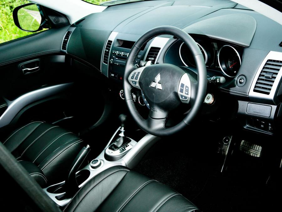  Mitsubishi Outlander Juro 2010 года  (фото 5 из 7)